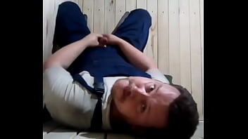 Гей с маленьким членом смог кончить себе на лицо Гей с маленьким членом смог кончить себе на лицо