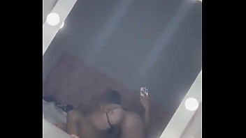 Chica joven culona saltando en una rica verga Chica joven culona saltando en una rica verga