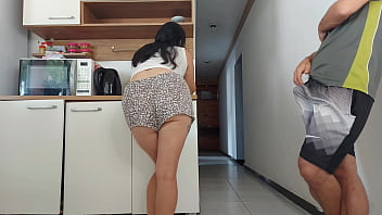 Sexo arriscado enquanto meu marido estava no banho transei com amigo dele quase fomos pego