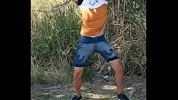 Perrita bailando loba en sitio publico Perrita bailando loba en sitio publico