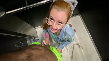 Achei meu vizinho no elevador e mamei ele gostoso