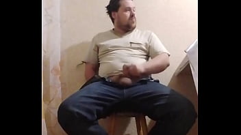 Толстый гей присел на стул чтобы подрочить свой маленький член Толстый гей присел на стул чтобы подрочить свой маленький член