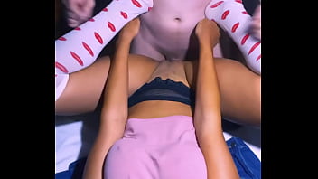 La universitaria se ofrece al amigo del novio por una buena recomendación La universitaria se ofrece al amigo del novio por una buena recomendación