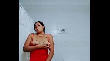 La chica de la limpieza se masturba para mi La chica de la limpieza se masturba para mi