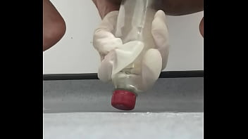Arregaçando o cú com garrafa Arregaçando o cú com garrafa