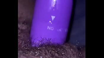 Socando o vibra na bucetinha melada