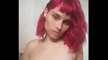 Magrinha gostosa se exibindo e abrindo a buceta em vídeo caseiro