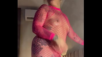 אלינה השובבה קופצת על המיטה אלינה השובבה קופצת על המיטה