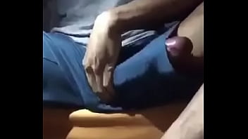 Pauzudo brincado com o pau na bermuda Pauzudo brincado com o pau na bermuda