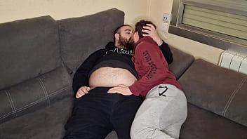 Oso y chaser se chupan las pollas y hacen un 69 en el sofá teaser Oso y chaser se chupan las pollas y hacen un 69 en el sofá teaser