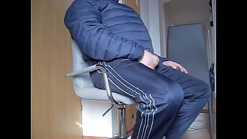 Masturbacja w śliskiej kurtce i dresach Masturbacja w śliskiej kurtce i dresach