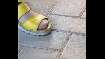 Piedi in collant chiari pantyhose