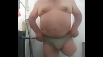 Osito rico sin una pierna me enseña el paquete