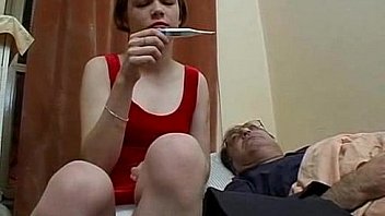 La nena cuida de su tio enfermo La nena cuida de su tio enfermo