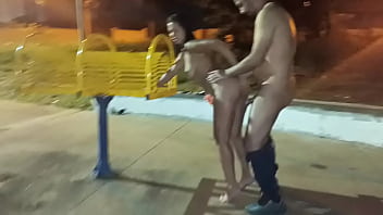 Olha essa puta safada dando no meio da praça em publico Olha essa puta safada dando no meio da praça em publico
