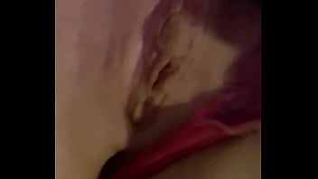 Joven mostrando la vagina Joven mostrando la vagina