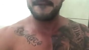 Safadinho batendo uma gostoso tatuado Safadinho batendo uma gostoso tatuado