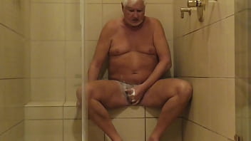 Mature dude's wank with suds Mature dude's wank with suds