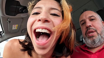Garota sulamericana faz boquete no meio da rua cel baez Garota sulamericana faz boquete no meio da rua cel baez