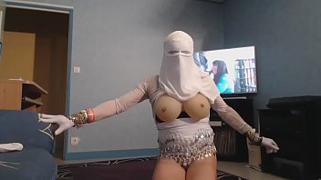 Femelle musulmane a gros seins Femelle musulmane a gros seins