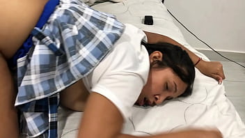 Le ordeño su polla con mi boca