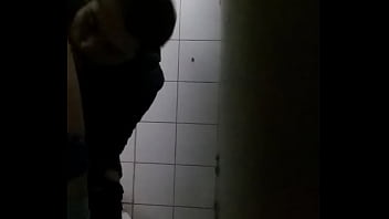 Carinha chupando o outro no banheirão Carinha chupando o outro no banheirão