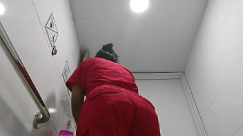 Grabando a enfermera y a paciente en baño publico