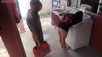 Dona de casa casada paga técnico de máquina de lavar com a bunda enquanto marido esta fora Dona de casa casada paga técnico de máquina de lavar com a bunda enquanto marido esta fora