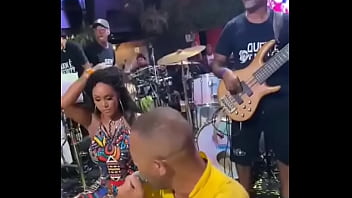 Dançarina gostosa dançando samba ao vivo impossível não ficar de pau duro