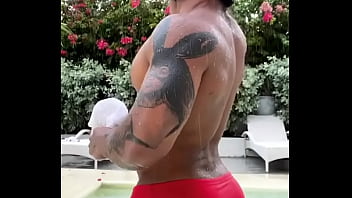 Homem desfilando de sunga Homem desfilando de sunga