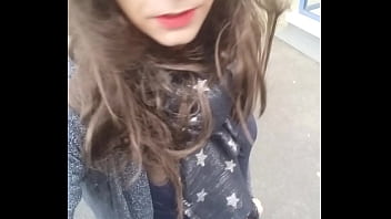 Jeune travesti marche dehors le jour Jeune travesti marche dehors le jour
