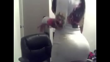 La puta culona de mi prima me manda un video calentandome con sus nalgotas La puta culona de mi prima me manda un video calentandome con sus nalgotas