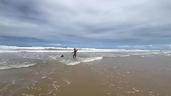 Casal faz putaria na praia na frente dos amigos Casal faz putaria na praia na frente dos amigos
