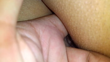 Dedada no cu dá putinha enquanto d Dedada no cu dá putinha enquanto d
