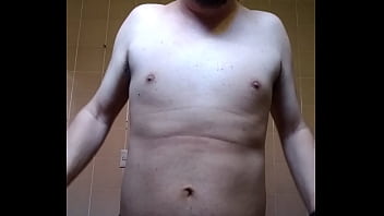 Homem sem camisa se mostrando Homem sem camisa se mostrando