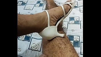 Deliciosa travesti desnuda en zapatillas y pantimedias Deliciosa travesti desnuda en zapatillas y pantimedias