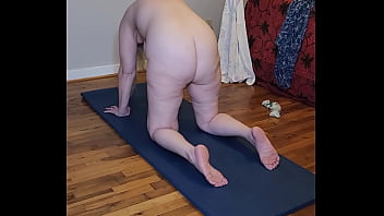 Hot milf doing some yo ga