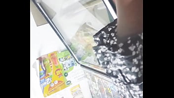 Bajo falda en la tienda Bajo falda en la tienda