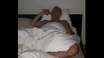 Sucer son jouer au réveil dans son lit Sucer son jouer au réveil dans son lit
