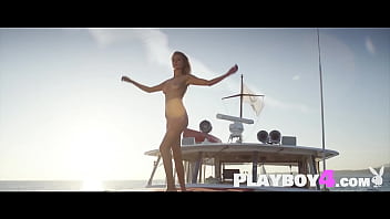 Sexy babe exposed sexy body and enjoyed hot posing