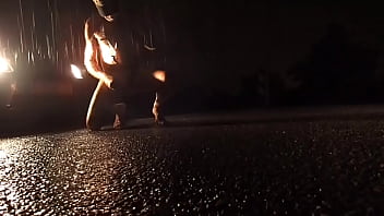 Sous la pluie devant voiture nuit pluvieuse Sous la pluie devant voiture nuit pluvieuse