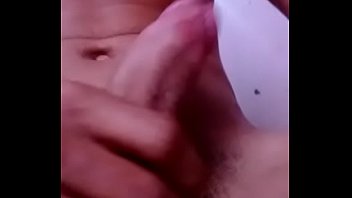 Moleque na punheta goza muito