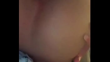 Gay minet expose son cul devant son téléphone Gay minet expose son cul devant son téléphone