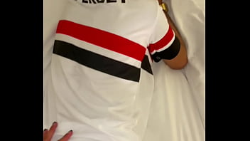 Amigo veio ver o jogo mas não resisti e convenci ele a leitar meu cu Amigo veio ver o jogo mas não resisti e convenci ele a leitar meu cu