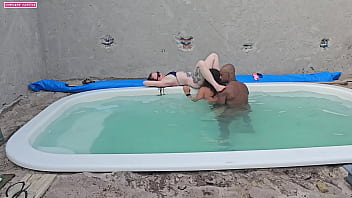 Batendo uma na piscina e fudendo duas gostosas com gosada dentro Batendo uma na piscina e fudendo duas gostosas com gosada dentro