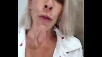 Je suis dans la maison de vacances avec mes parents et qui vient nous rejoindre Je suis dans la maison de vacances avec mes parents et qui vient nous rejoindre