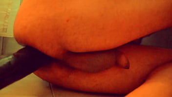 Consolador dildo gigante hay manchitas de caca y duele mucho anal masculino Consolador dildo gigante hay manchitas de caca y duele mucho anal masculino