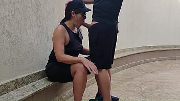 Sapatão macho pra caralho perdeu aposta no futebol e teve que pagar com a buceta Sapatão macho pra caralho perdeu aposta no futebol e teve que pagar com a buceta