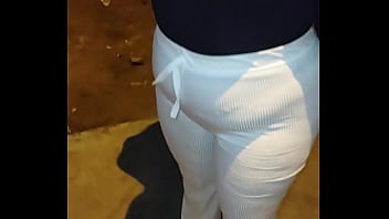 Madura culona con hilo rojo en la calle