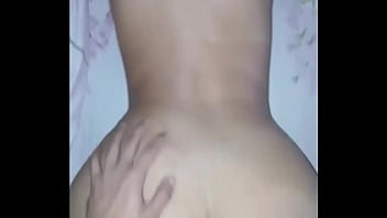 Jovencita amateur con gran culo y pequeña cintura gime mucho porque es follada por su novio en perrito Jovencita amateur con gran culo y pequeña cintura gime mucho porque es follada por su novio en perrito